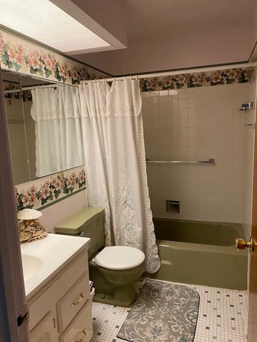 6013 Ridgeway Drive, Woodridge, IL 60517