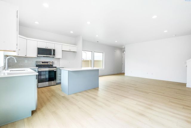 7487 Grapevine Ct, West Richland, WA 99353