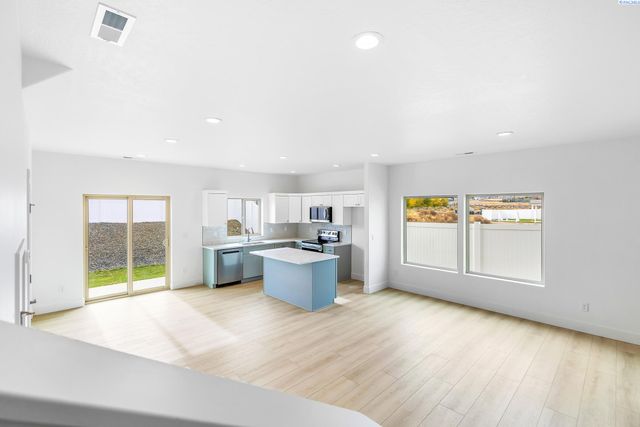 7487 Grapevine Ct, West Richland, WA 99353