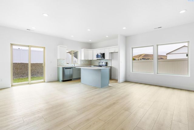 7487 Grapevine Ct, West Richland, WA 99353