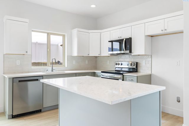 7487 Grapevine Ct, West Richland, WA 99353