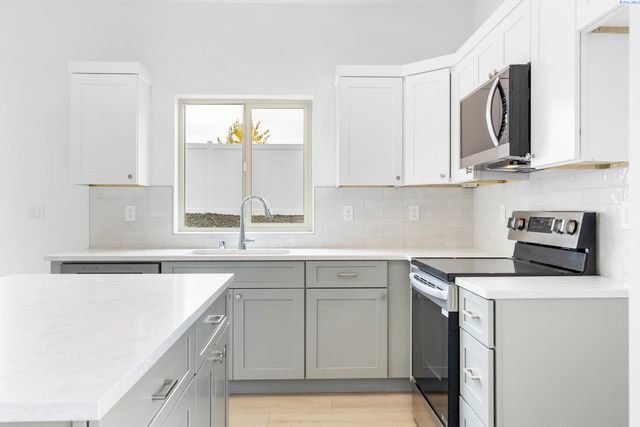 7487 Grapevine Ct, West Richland, WA 99353