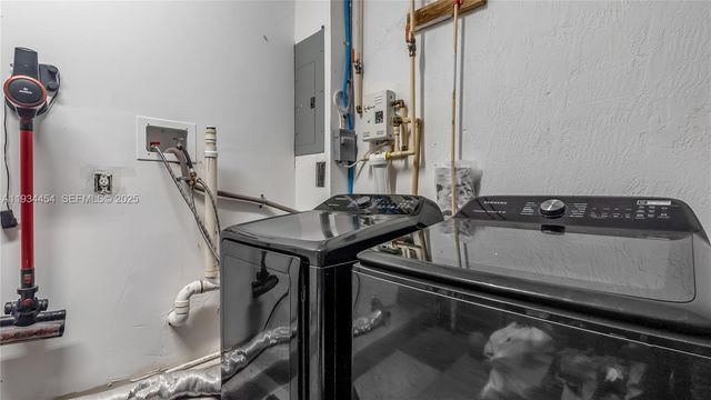 4141 Crystal Lake Dr, Deerfield Beach, FL 33064