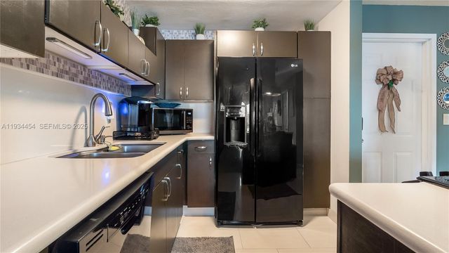 4141 Crystal Lake Dr, Deerfield Beach, FL 33064