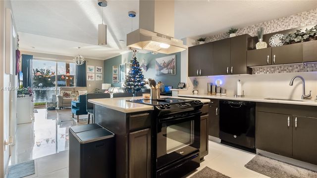 4141 Crystal Lake Dr, Deerfield Beach, FL 33064