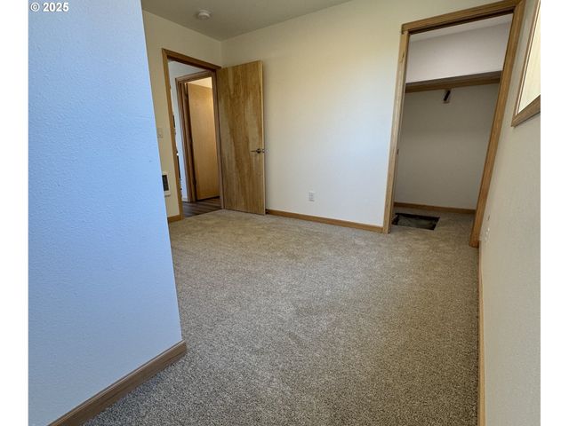 5253 Forest Ln, Eugene, OR 97402