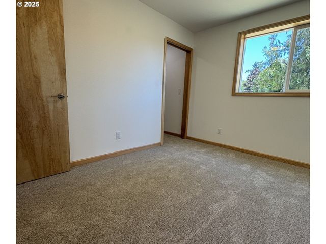 5253 Forest Ln, Eugene, OR 97402