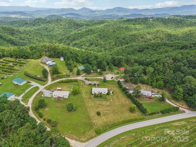122 Dena Nix Lane, Hendersonville, NC 28792