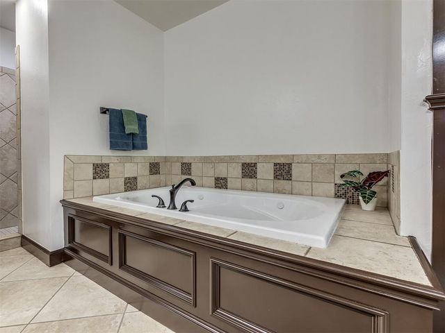 17400 Barrington Hills Lane, Edmond, OK 73012