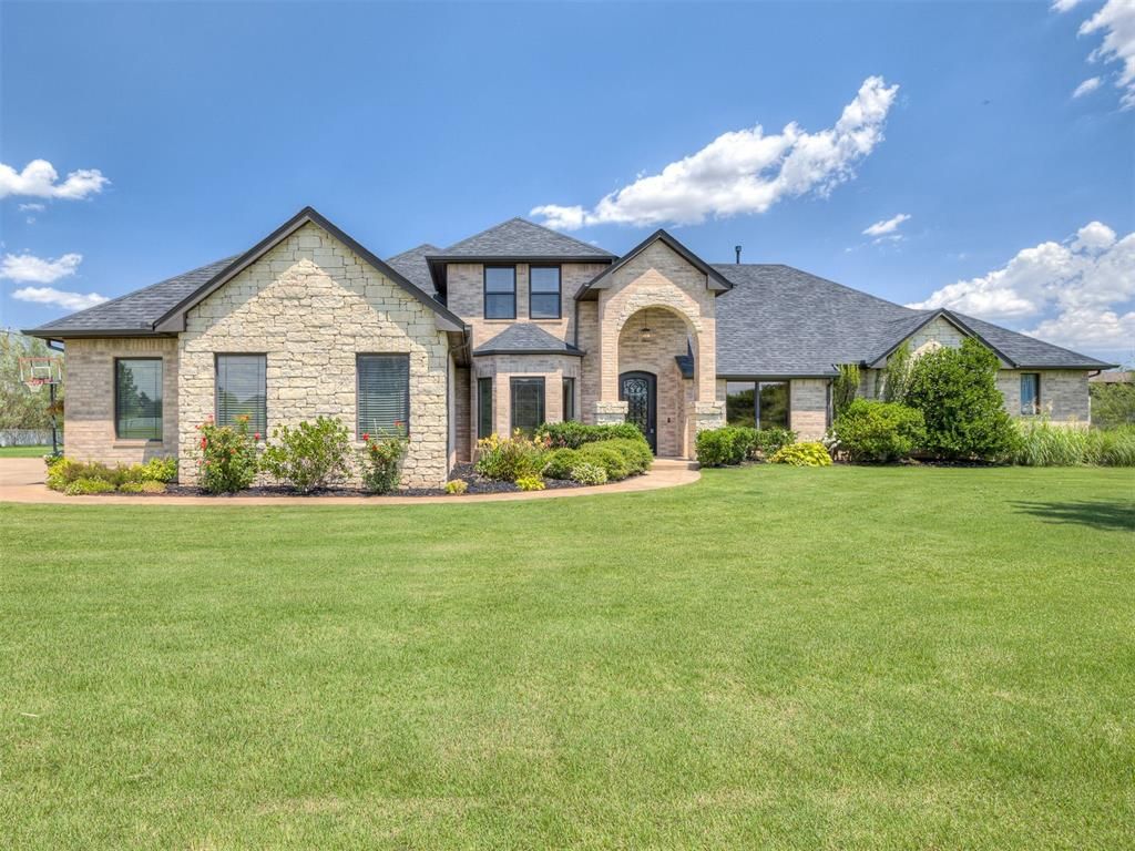 Image 1 of property listing at 17400 Barrington Hills Lane, Edmond, OK 73012