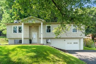 697 ALEXTINE DR, Staunton, VA 24401