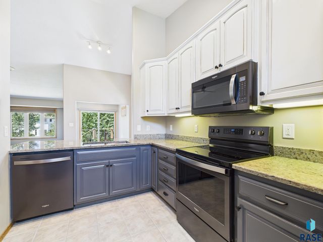 917 S Charlotte Ave, Sioux Falls, SD 57103