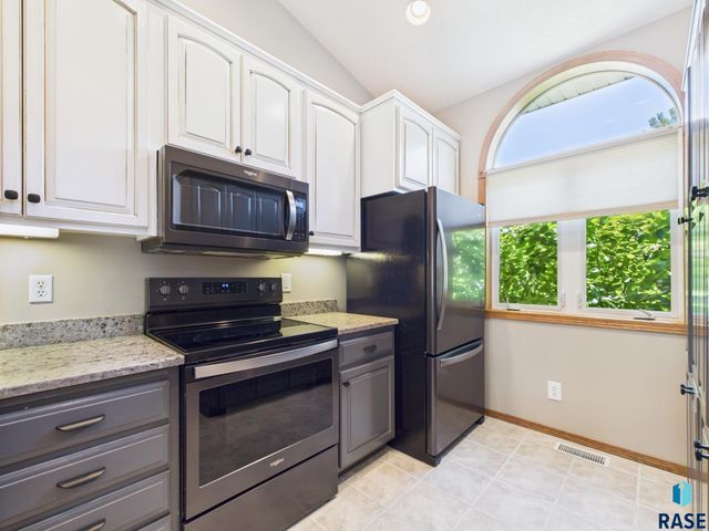 917 S Charlotte Ave, Sioux Falls, SD 57103