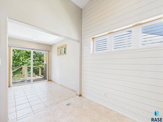 917 S Charlotte Ave, Sioux Falls, SD 57103