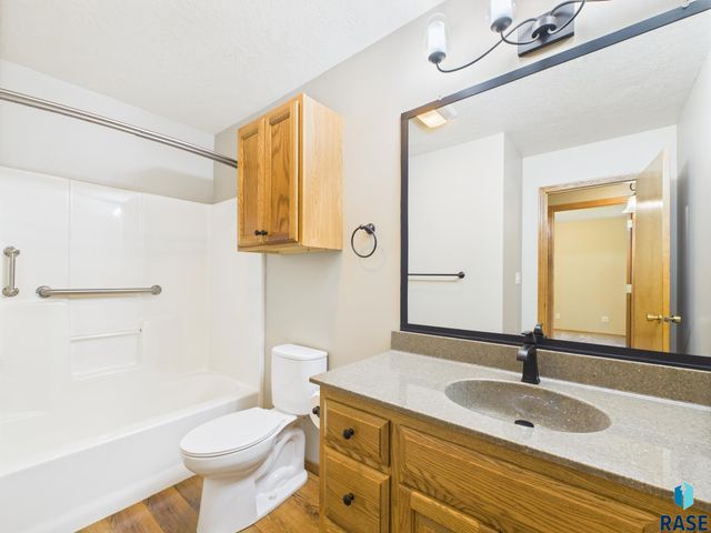 917 S Charlotte Ave, Sioux Falls, SD 57103
