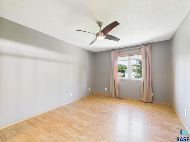 917 S Charlotte Ave, Sioux Falls, SD 57103