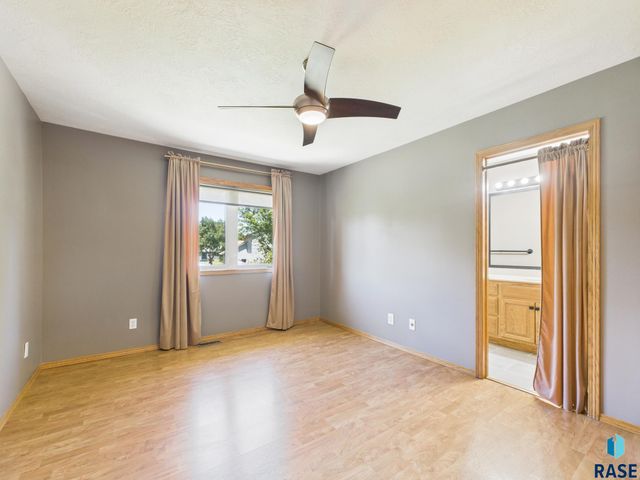 917 S Charlotte Ave, Sioux Falls, SD 57103