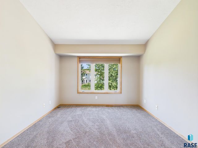 917 S Charlotte Ave, Sioux Falls, SD 57103