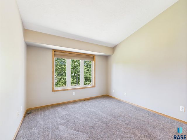 917 S Charlotte Ave, Sioux Falls, SD 57103