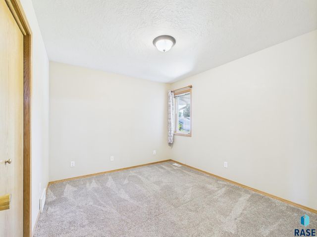 917 S Charlotte Ave, Sioux Falls, SD 57103