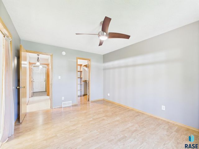 917 S Charlotte Ave, Sioux Falls, SD 57103