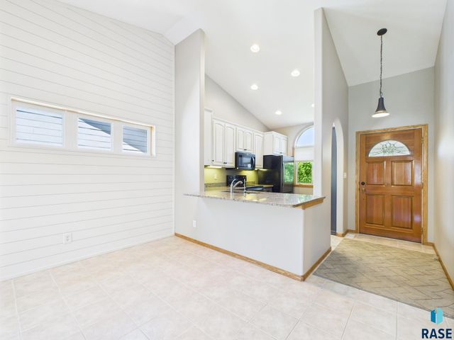 917 S Charlotte Ave, Sioux Falls, SD 57103