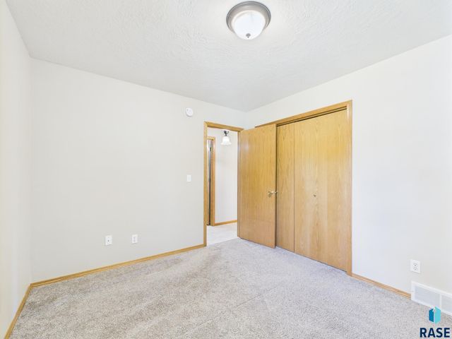 917 S Charlotte Ave, Sioux Falls, SD 57103