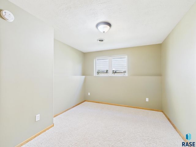 917 S Charlotte Ave, Sioux Falls, SD 57103