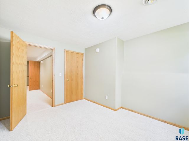 917 S Charlotte Ave, Sioux Falls, SD 57103