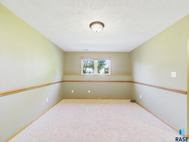 917 S Charlotte Ave, Sioux Falls, SD 57103