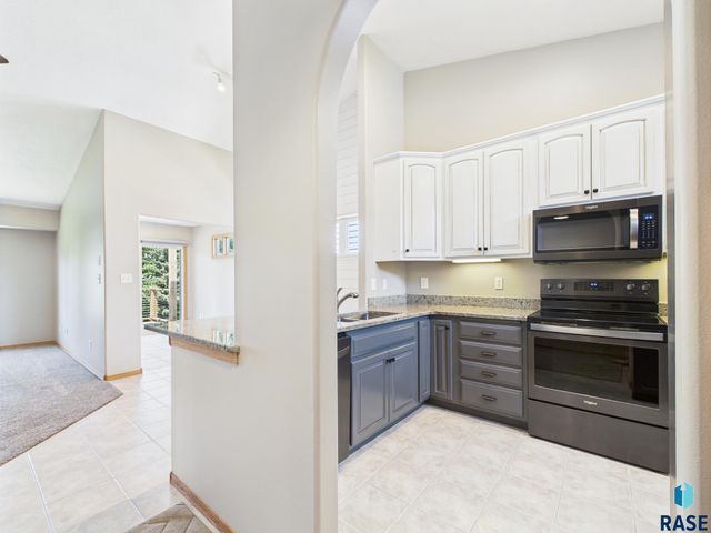 917 S Charlotte Ave, Sioux Falls, SD 57103