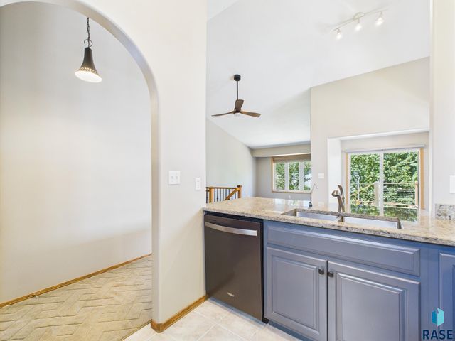 917 S Charlotte Ave, Sioux Falls, SD 57103