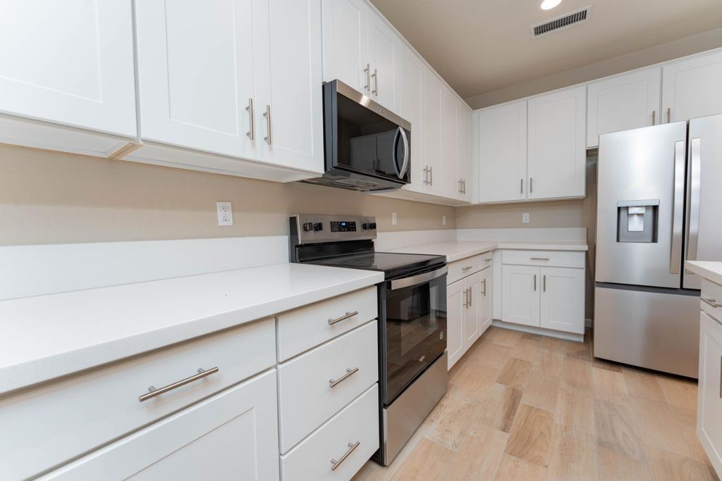 Image 11 of property listing at 30480 Bellwood Road, Visalia, CA 93291