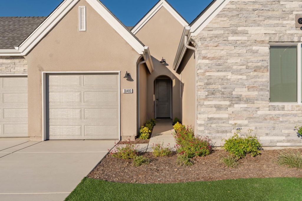 Image 2 of property listing at 30480 Bellwood Road, Visalia, CA 93291