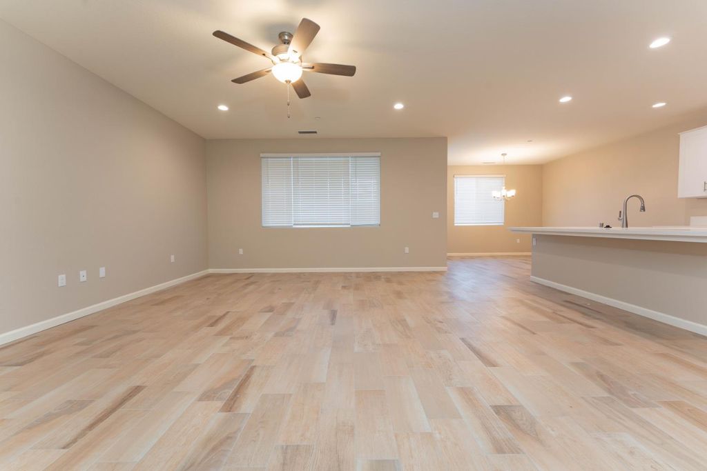 Image 4 of property listing at 30480 Bellwood Road, Visalia, CA 93291