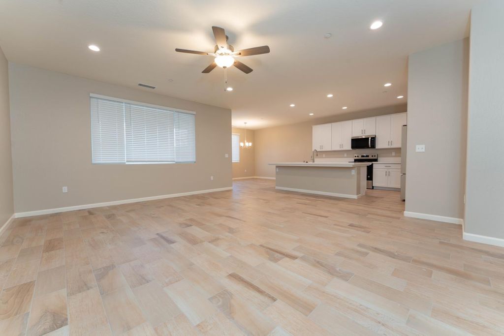 Image 5 of property listing at 30480 Bellwood Road, Visalia, CA 93291