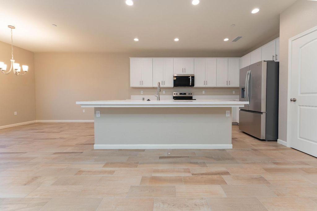 Image 6 of property listing at 30480 Bellwood Road, Visalia, CA 93291