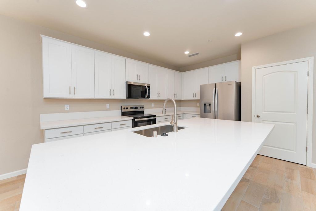 Image 7 of property listing at 30480 Bellwood Road, Visalia, CA 93291