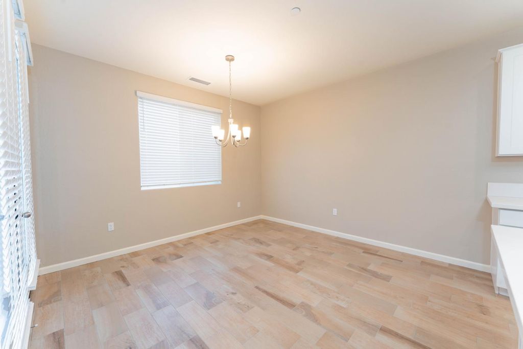Image 8 of property listing at 30480 Bellwood Road, Visalia, CA 93291