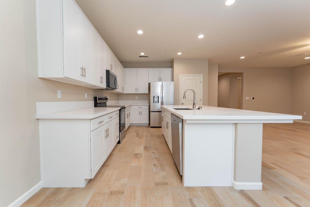 Image 9 of property listing at 30480 Bellwood Road, Visalia, CA 93291