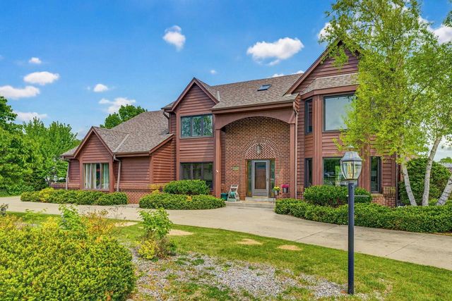 13645 W Maria DRIVE, New Berlin, WI 53151
