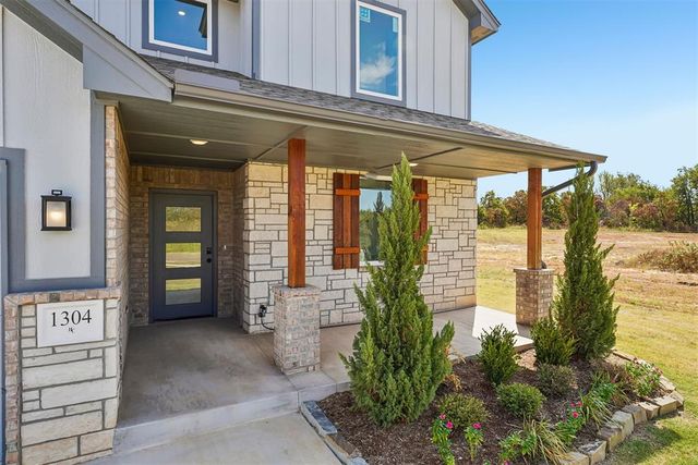 1304 Lighthorsemen Way, Choctaw, OK 73020