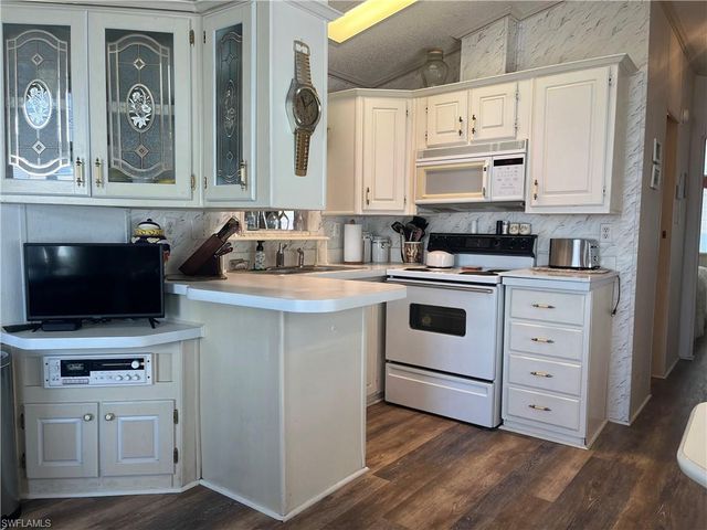 11011 Sunglow LN, Fort Myers, FL 33908