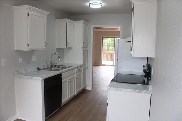 401 NW Highland Lane, Blue Springs, MO 64014