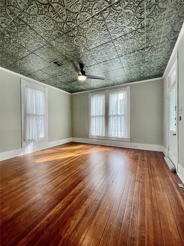 908 W Hopkins ST, San Marcos, TX 78666