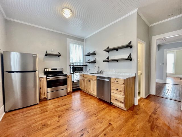 908 W Hopkins ST, San Marcos, TX 78666