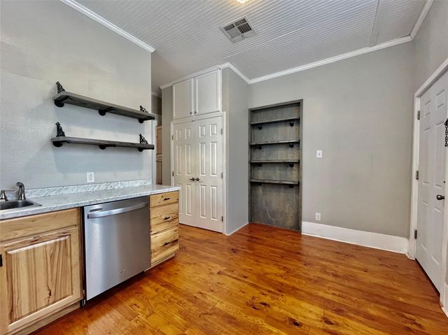 908 W Hopkins ST, San Marcos, TX 78666