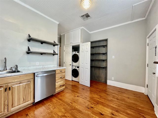 908 W Hopkins ST, San Marcos, TX 78666