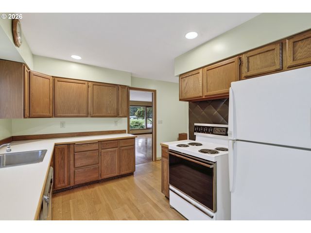 13624 Ne GLISAN St, Portland, OR 97230