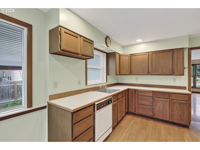 13624 Ne GLISAN St, Portland, OR 97230